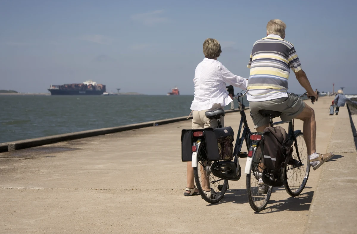 "Koegzystencja pięciu pokoleń w jednej firmie zdarza się i myślę, że będzie się zdarzać coraz częściej. Zwiększa się długość życia i pracownicy 80 letni są nam potrzebni" - mówi gość "Dania do Myślenia" w RMF Classic, Małgorzata Tomasik z Katedry Zarządzania na Uniwersytecie SWPS. Jej zdaniem pracodawcy z przyjemnością zaczną rozważać ten temat. Dodaje, że "młodych będzie coraz mniej". "Pokolenie dojrzałe, doświadczone pokazuje zupełnie inne postawy, których warto się uczyć"- uważa gość RMF Classic. Tomasik uważa, że w przyszłości zniknie 3 etapowe podejście do życia. "Kiedyś była edukacja, zatrudnienie i emerytura. Teraz już to nie wystarczy"- komentuje.