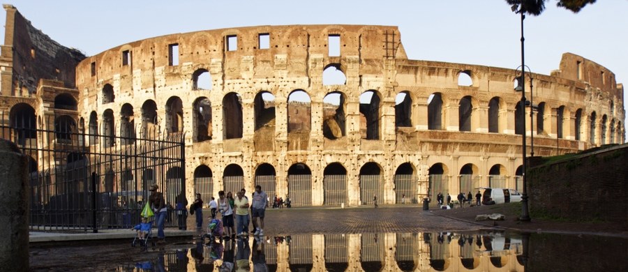 Koloseum jest od czwartku pierwszym zabytkiem archeologicznym we Włoszech, a być może także - jak podkreśla jego zarząd - na świecie, wyposażonym w defibrylatory. Cztery aparaty do przywracania akcji serca zostały podarowane przez jedną z fundacji.