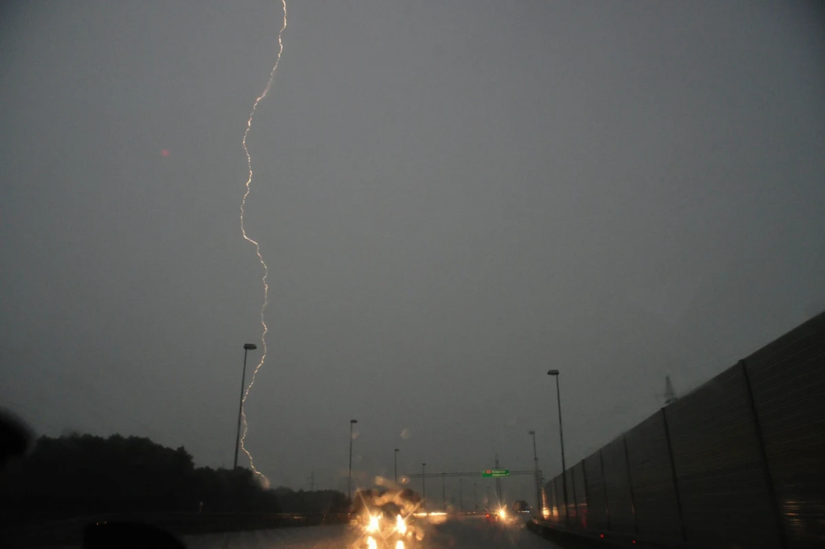Kilkanaście ostrzeżeń związanych w burzami, gradem, silnym wiatrem i opadami deszczu wydało na piątek IMGW. Dotyczą one niemal całego kraju. Meteorolodzy ostrzegają przed silnymi burzami z gradem w północno-wschodniej Polsce, ale także na Mazowszu i Lubelszczyźnie. Chodzi o ostrzeżenia drugiego stopnia w liczącej trzy stopnie skali. 