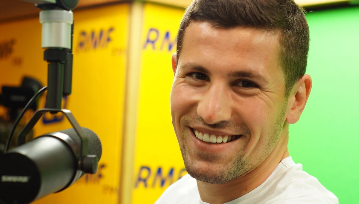 „0:0 to wynik, który musimy szanować, bo nie jest łatwo zremisować z mistrzami świata. Chociaż mieliśmy szansę na zwycięstwo, bo graliśmy zorganizowany futbol” – mówi po remisie Polski z Niemcami gość Kontrwywiadu RMF FM, piłkarz reprezentacji Polski Paweł Wszołek. „Było widać, że wiemy, co chcemy robić na boisku. Zagęszczaliśmy środek pola i Niemcy się gubili” – dodaje. Zdaniem piłkarza nasz pressing był dla Niemców zaskoczeniem, przez co pod koniec meczy byli już zmęczeni, a nasza reprezentacja miała jeszcze siłę. „Musimy szanować przeciwnika, ale też trzeba znać swoją wartość. Wczoraj byliśmy lepszą drużyną” – uważa Wszołek. Pytany o Arkadiusza Milika odpowiada, że „zagrał bardzo dobre spotkanie, chociaż szkoda sytuacji”. „Zawodnik meczu to Pazdan. Czyścił wszystkich. Pazdek zagrał świetny mecz. Jak profesor!” – komentuje piłkarz. Jego zdaniem wyjście z grupy mamy już prawie w kieszeni. „To da chłopakom kopa i z meczu na mecz będą pokazywali większe zaangażowanie i wolę walki” – mówi Paweł Wszołek. Dodaje, że trzeba patrzeć z meczu na mecz. Zdaniem gościa RMF FM dużą siłą naszej reprezentacji jest to, że wielu zawodników gra w lidze zagranicznej. „Mamy liderów w obronie, pomocy, lidera całej drużyny. Zawodnicy mają z kogo dać przykład. Ja staram się jak najwięcej podglądać Roberta Lewandowskiego” – komentuje. Wszołek ocenia, że „jak będziemy tworzyć taki kolektyw, jak dotychczas, to możemy zajść daleko”. „Całym sercem jestem z chłopakami i mogę im przesłać całą energię, która mi została” – dodaje.