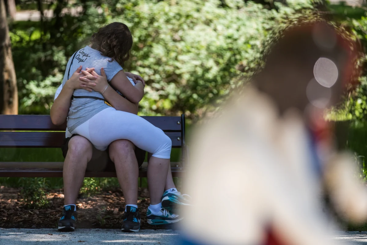 "Obecnie zanim się z kimś spotkamy, to wpisujemy sobie nazwisko osoby, sprawdzamy zdjęcie, co robi. Jest to łatwiejsze, ale w sensie dostępu do partnerów, bo sama decyzja staje się trudniejsza" - mówi gość "Dania do Myślenia" w RMF Classic, socjolog z SGGW Emilia Paprzycka. Jest ona również badaczką zjawiska singli i wpływu nowych technologii na życie towarzyskie i intymne. "Szukamy osoby idealnej zamiast optymalnej. Jak już znajdziemy kogoś, kto nam pasuje w wielu obszarach, to nie zadajemy sobie trudu, żeby przejść w nawiązanie tej relacji w realu" - uważa ekspert. Zdaniem Paprzyckiej przez internet łatwiej jest znaleźć osobę idealną, ale trudniej się zdecydować. "Liczba singli wzrasta" - mówi socjolog. Pytana o pierwsze wrażenie odpowiada, że ono ma znaczenie. "Jeśli pani na zdjęciu ma wyeksponowany dekolt i jest uśmiechnięta, to bardziej zachęca" - dodaje Emilia Paprzycka.