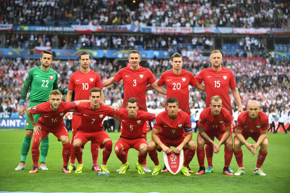 Po wczorajszym spotkaniu Polska – Niemcy apetyt na kolejne mecze rośnie. Zremisowaliśmy 0:0 z mistrzami świata i mamy na swoim koncie 4 pkt. Przed nami w fazie grupowej jeszcze mecz z Ukrainą.  Jak myślicie, jak daleko zajdzie drużyna biało-czerwonych na mistrzostwach Europy we Francji. Głosujcie! 
