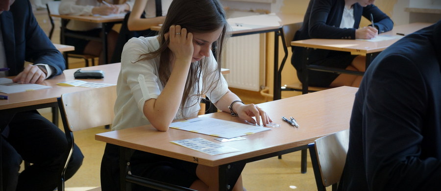 Centralna Komisja Egzaminacyjna opublikowała wstępne wyniki egzaminu gimnazjalnego. Egzamin, w którym udział wzięło około 354 000 uczniów klas III przeprowadzony został w kwietniu. Na tegorocznym egzaminie gimnazjalnym uczniom najsłabiej poszła matematyka - lepiej wypadli z języka polskiego i języków obcych! 