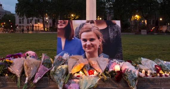 Jo Cox, posłanka do Izby Gmin, działaczka Partii Pracy, wschodząca gwiazda brytyjskiej polityki – nie żyje. Została brutalnie zamordowana przed swoim biurem poselskim w Birstall, na północy Anglii. Osierociła dwoje małych dzieci. Jej śmierć wstrząsnęła Wielką Brytanią i doprowadziła do zawieszanie kampanii przed referendum, w którym 23 czerwca Brytyjczycy zadecydują o dalszej przyszłości ich kraju w Unii Europejskiej.