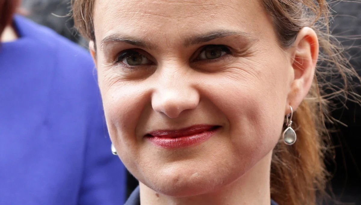 ​Komu potrzebne są wiece i parlamentarne debaty? Po co ścierać się argumentami w telewizyjnych potyczkach czy dyskutować w Internecie? Jaki sens ma rozmowa z rywalem, jeśli można wziąć do ręki pistolet i zabić? Ginąć od strzałów zamachowca, Jo Cox nie tylko osierociła dwoje dzieci. Coś niezwykle cennego straciła cała brytyjska demokracja.