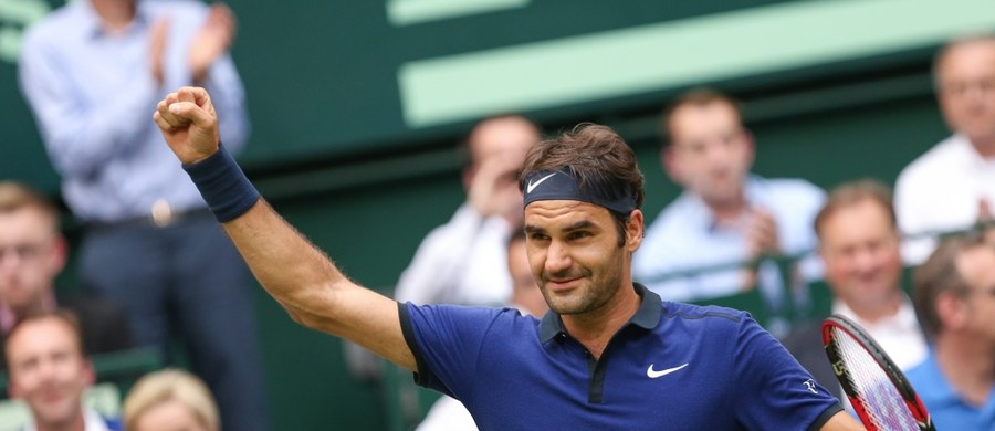 Najwyżej rozstawiony Roger Federer pokonał Belga Davida Goffina (nr 5.) 6:1, 7:6 (12-10) i awansował do półfinału turnieju ATP na trawiastych kortach w niemieckim Halle. Szwajcar bierze udział w tej imprezie po raz 14. i walczy o 11. finał.