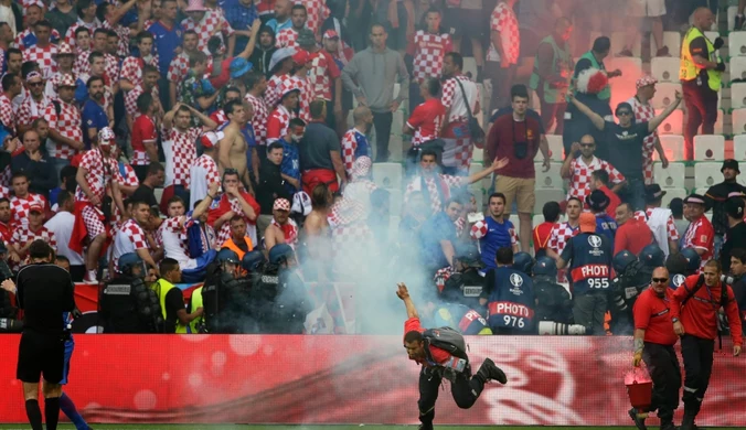 Euro 2016. Kibice Chorwacji rzucili race na boisko. Ucierpiał steward