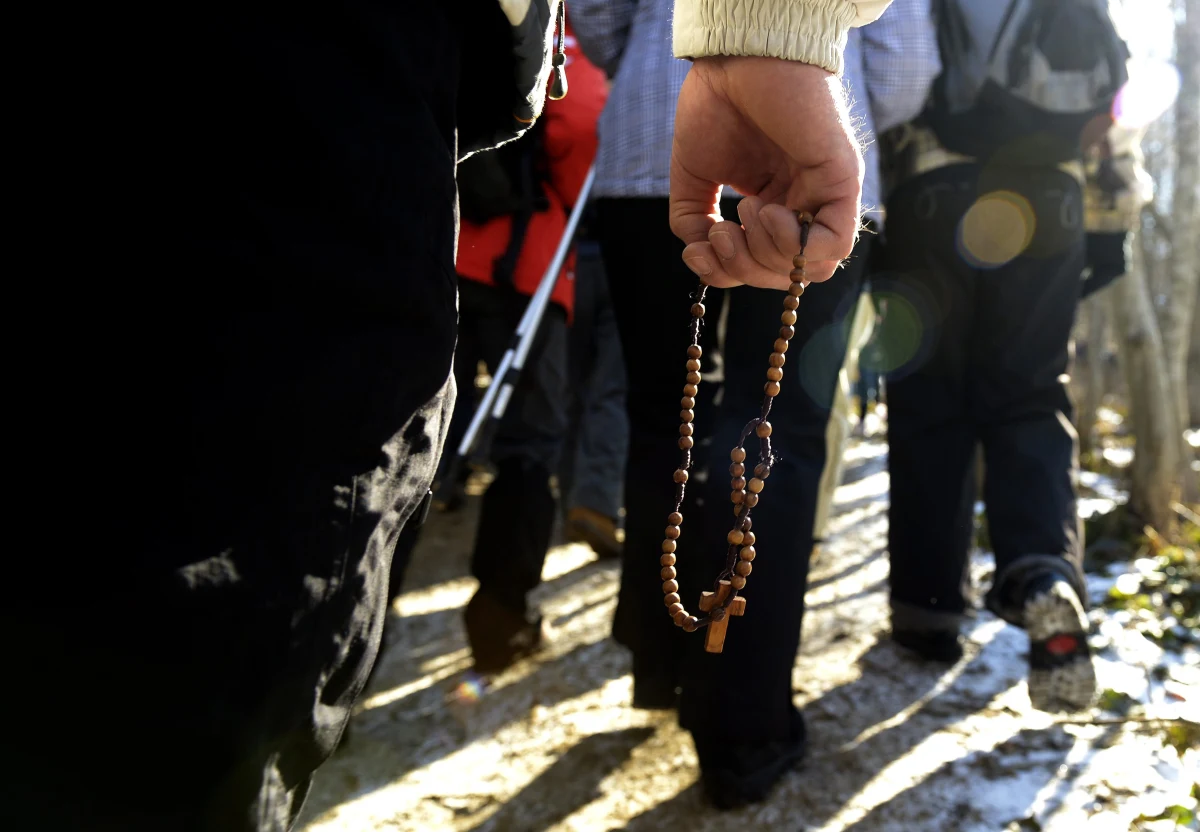 Policjanci badają jak doszło do tragicznego wypadku na krajowej numer 62 pod Nowym Dworem Mazowieckim. W nocy samochód osobowy wjechał w pielgrzymkę. Jedna osoba zginęła. 