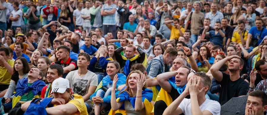 Przy garstce kibiców i w ponurych nastrojach piłkarze reprezentacji Ukrainy trenowali w swojej bazie w Aix-en-Provence po porażce z Irlandią Północną 0:2. Po tej przegranej Ukraińcy jako pierwsi odpadli z mistrzostw Europy we Francji.