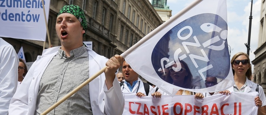 Lekarze rezydenci domagają się podniesienia wynagrodzeń i poprawy jakości kształcenia - swoje oczekiwania manifestowali w sobotę w Warszawie. Ministerstwo Zdrowia podtrzymuje zapowiedzi, że kwestia płac w służbie zdrowia będzie uregulowana systemowo.