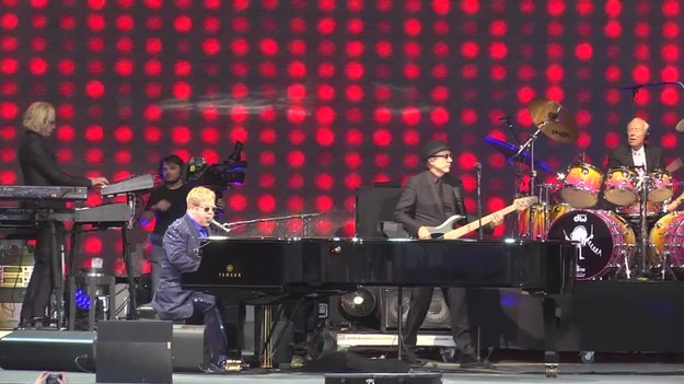Fragment koncertu Eltona Johna podczas Life Festival Oświęcim 2016.
