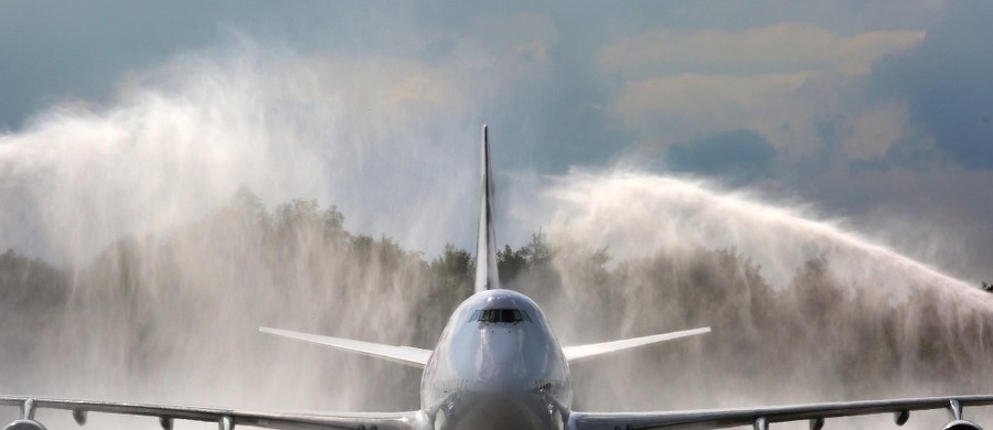 ​Iran porozumiał się z amerykańskim koncernem lotniczym Boeing w sprawie zakupu 100 samolotów pasażerskich i obie strony oczekują zaaprobowania porozumienia przez władze skarbowe USA - napisał w niedzielę irański dziennik rządowy.