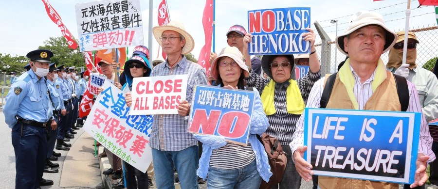 Tysiące osób protestowało na ulicach japońskiej wyspy Okinawa. Żądali likwidacji znajdujących się tam amerykańskich baz wojskowych. Na Okinawie stacjonuje 30 tys. Amerykanów, a ich obiekty zajmują 18 proc. powierzchni wyspy. Impulsem do jednej z największych od 20 lat demonstracji było zamordowanie 20-letniej Japonki przez cywilnego pracownika bazy.