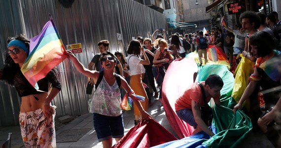 Policja w Stambule użyła gazu łzawiącego, by rozpędzić demonstrantów, którzy mimo oficjalnego zakazu zamierzali przemaszerować w paradzie Gay Pride. ​W rejonie ulicy Istiklal zebrały się dziesiątki ludzi ze środowiska LGBT, niektórzy z tęczowymi flagami. 