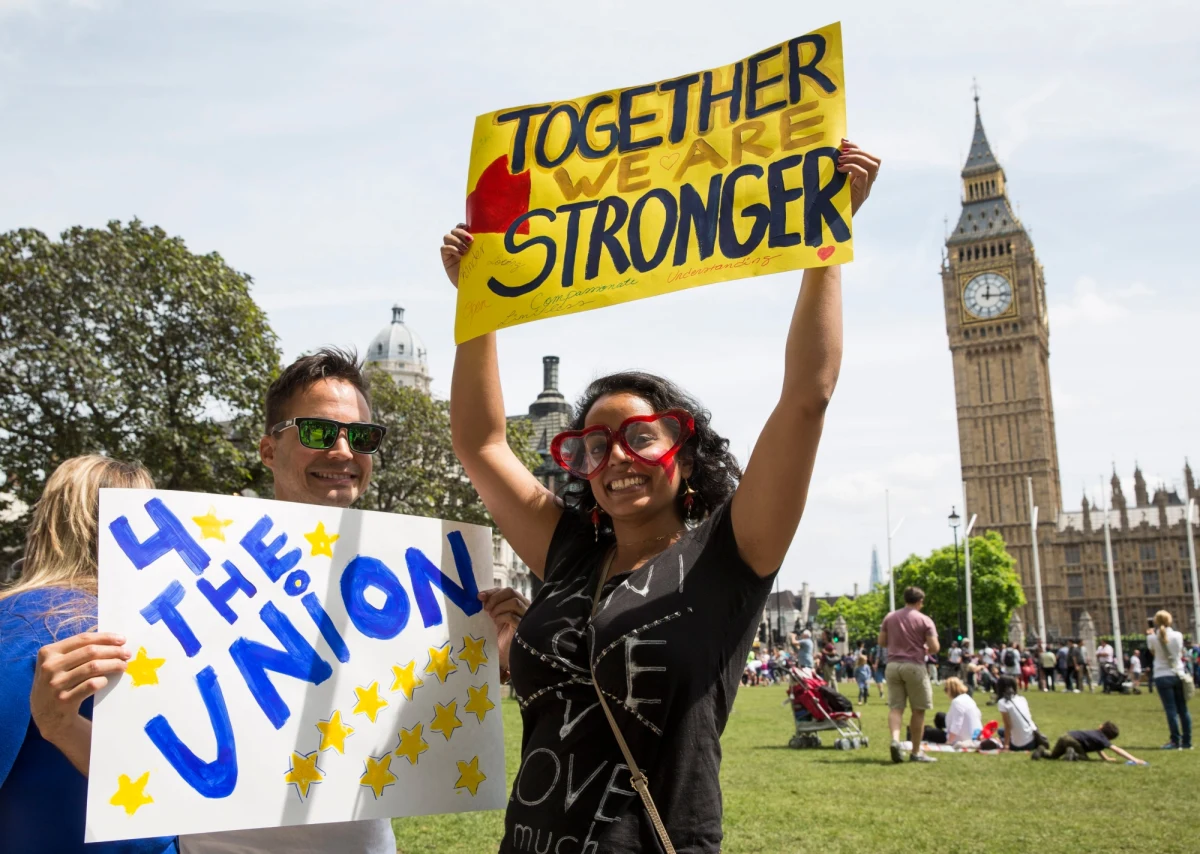 Dwa opublikowane w niedzielę sondaże - dla "Mail on Sunday" i "Sunday Times" - dają nieznaczną przewagę przeciwnikom wyjścia Wielkiej Brytanii z UE. Oba badania przeprowadzono po zamachu na deputowaną Partii Pracy Jo Cox, która zginęła 16 czerwca.