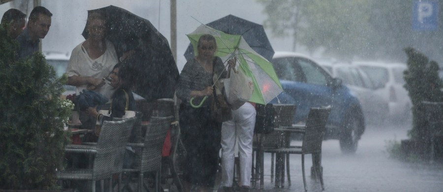Burze z gradem znów nadciągają nad Polskę. Synoptycy wydali ostrzeżenie drugiego stopnia dla Mazowsza, Górnego Śląska i Opolszczyzny. 