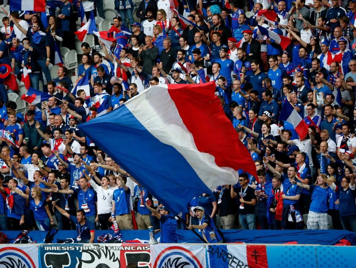 Francja zajmuje pierwsze miejsce w grupie A i awansuje do jednej ósmej finału piłkarskich Mistrzostw Europy. Trójkolorowi zremisowali ze Szwajcarią 0:0. 