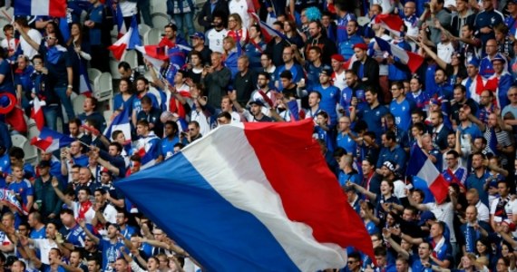 Francja zajmuje pierwsze miejsce w grupie A i awansuje do jednej ósmej finału piłkarskich Mistrzostw Europy. Trójkolorowi zremisowali ze Szwajcarią 0:0. 