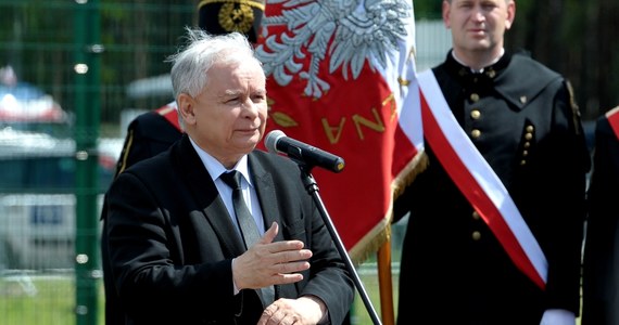 Jarosław Kaczyński, choć w rządzie nie jest i nie pracuje w Kancelarii Prezydenta, lata policyjnym śmigłowcem - donosi poniedziałkowy "Fakt".  Tabloid dodaje, że PiS "nie zamierza się z tego tłumaczyć". 