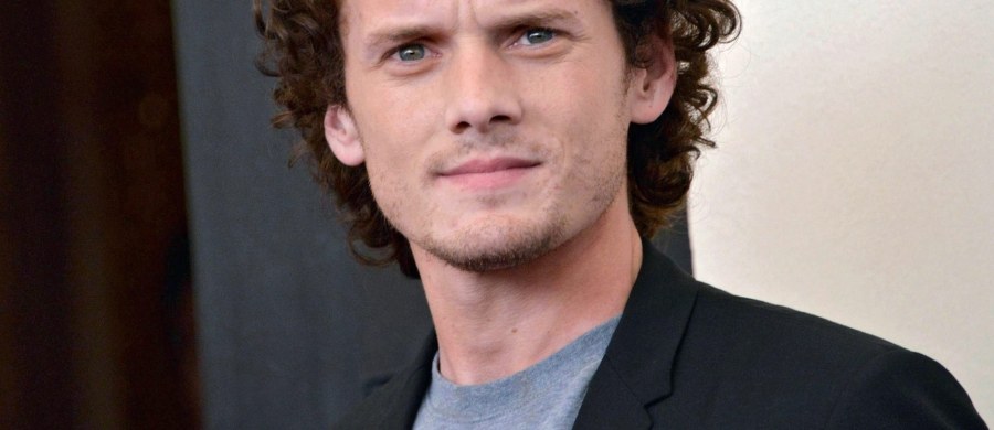 Nie żyje 27-letni amerykański aktor rosyjskiego pochodzenia Anton Yelchin. Zmarł na skutek tragicznego wypadku. Aktor został przygnieciony do ogrodzenia przez własny samochód, który z nieustalonych przyczyn stoczył się po podjeździe jego domu w Los Angeles.