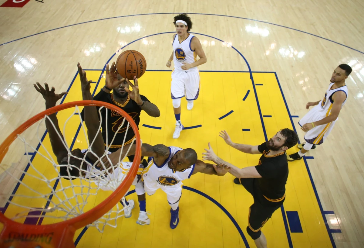 Koszykarze Cleveland Cavaliers po raz pierwszy w historii sięgnęli po mistrzostwo ligi NBA! W siódmym, decydującym spotkaniu finału pokonali na wyjeździe broniących tytułu Golden State Warriors 93:89. Co ciekawe, w serii do czterech zwycięstw "Kawalerzyści" przegrywali już 1-3. Wcześniej żadnej drużynie nie udało się w finale odrobić takiej straty.