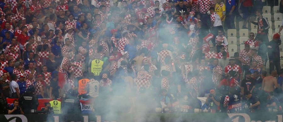Chorwacka Federacja Piłkarska (HNS) została ukarana grzywną w wysokości 100 tysięcy euro za niewłaściwe zachowanie kibiców podczas meczu grupy D mistrzostw Europy we Francji z Czechami. Fani zespołu z Bałkanów wrzucali na murawę race i petardy.