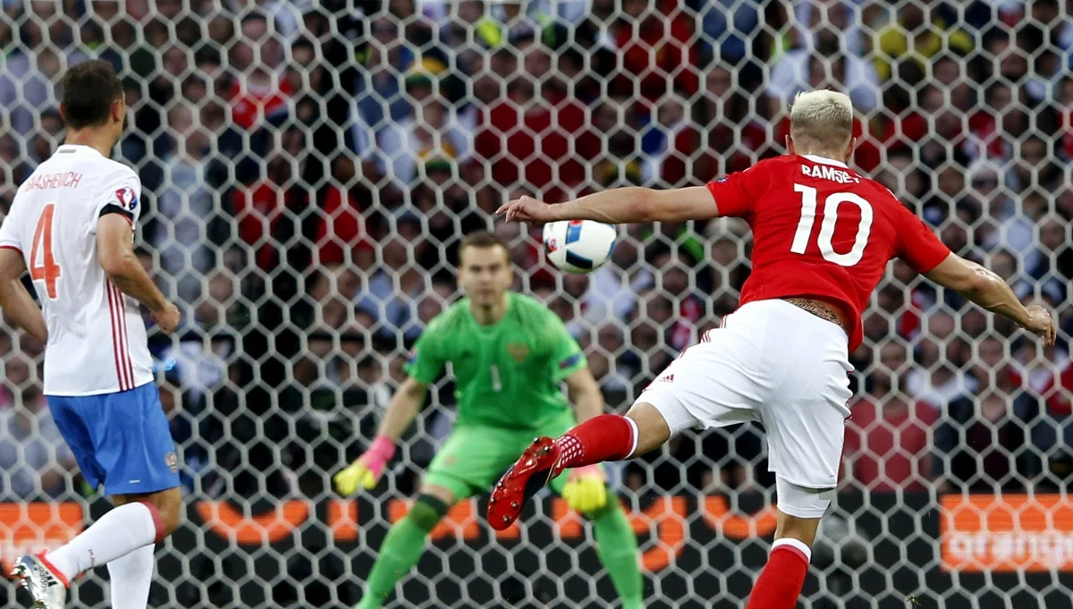 Walijczycy nie dają szans Rosjanom - prowadzą 3:0 po golach Ramseya, Taylora i Bale'a. Poniżej możecie zobaczyć nagrania wideo z tych trzech bramek! 