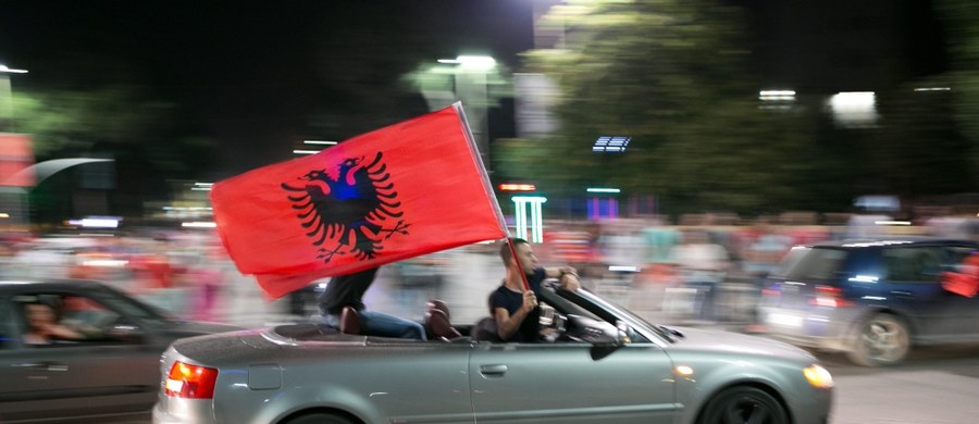 Wszyscy piłkarze Albanii, którzy wystąpili w niedzielnym, zwycięskim meczu mistrzostw Europy z Rumunią, otrzymają paszporty dyplomatyczne - poinformował prezes narodowej federacji Armand Duka. "Dotychczas byli tylko sportowymi ambasadorami naszego kraju, teraz w uznaniu ich zwycięstwa premier zdecydował, że otrzymają paszporty i będą mogli formalnie reprezentować nasz kraj" - wyjaśnił. 