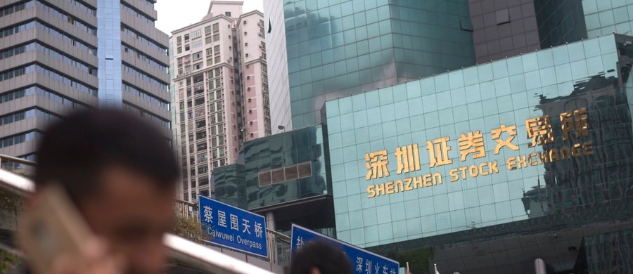 Instruktor prowadzący trening motywacyjny pracowników jednego z chińskich banków ukarał najsłabszych kursantów ... biciem. Mężczyznom ogolił też głowy, a kobietom obciął włosy. Historię opisuje Reuters powołując się na chińskie media.