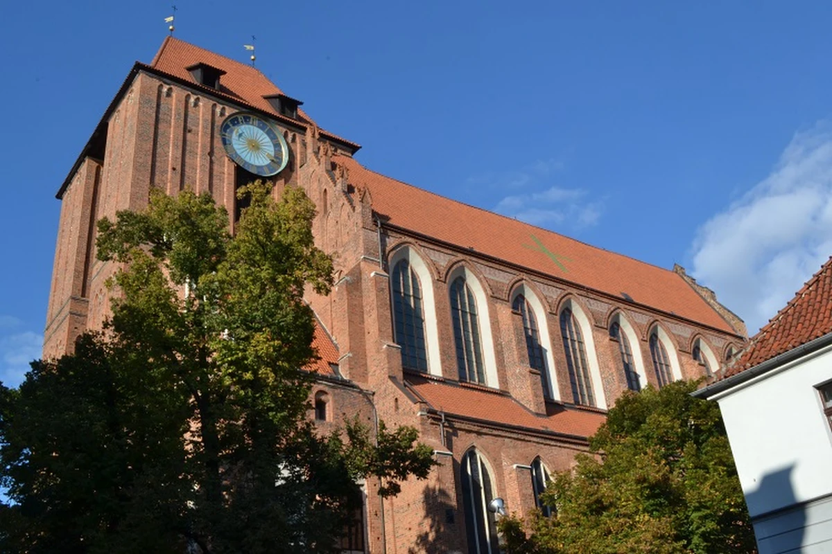 Policja zatrzymała trzech mężczyzn uczestniczących w piątek nad ranem w zajściu w Toruniu, podczas którego został poturbowany 22-letni student z Turcji. Młody Turek przebywał na Uniwersytecie Mikołaja Kopernika w ramach programu Erasmus. Według informacji uczelni doznał on wstrząśnienia mózgu i trafił do szpitala. Prokuratura przedstawiła zarzuty dwóm z zatrzymanych.
