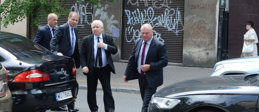 Zapadł pierwszy wyrok związany z katastrofą w Smoleńsku. Były wiceszef BOR Paweł Bielawny dostał 1,5 roku więzienia w zawieszeniu za nieprawidłowości w ochronie wizyt premiera i prezydenta. "Mam nadzieję, że będzie jeszcze więcej wyroków" - mówi Jarosław Kaczyński. 