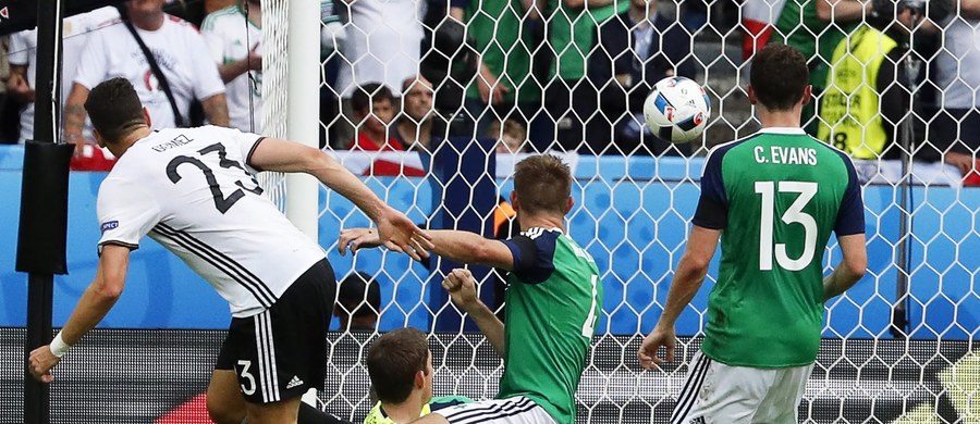 Festiwal straconych szans - tak najkrócej można opisać mecz 3. kolejki grupy C piłkarskich mistrzostw Europy między Niemcami a Irlandią Północną. Mistrzowie świata wygrali 1:0 po bramce Mario Gomeza, ale wynik mógł być znacznie wyższy. Tylko w pierwszej połowie podopieczni Joachima Loewa mieli 14 okazji do podwyższenia rezultatu. 