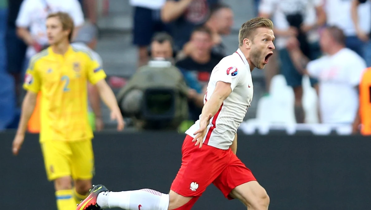 Po ciężkiej pierwszej połowie meczu Polska-Ukraina na Euro 2016, biało-czerwoni zdobyli w końcu bramkę. W 54. minucie Kuba Błaszczykowski dobrze odnalazł się z piłką w polu karnym, zmylił obrońców i mocno strzelił na dalszy słupek. 
