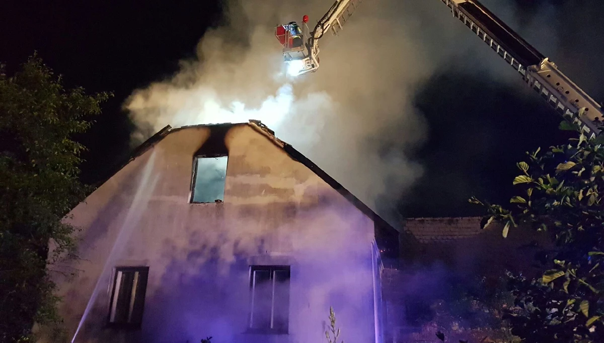 Pożar domu mieszkalnego w miejscowości Wieprz w województwie małopolskim. Na miejscu pracuje 11 zastępów straży pożarnej. Informację i zdjęcia dostaliśmy na Gorącą Linię RMF FM.