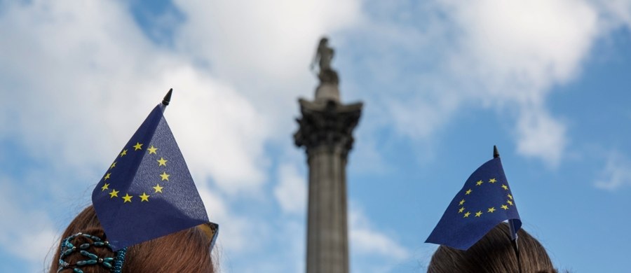 Premier Wielkiej Brytanii David Cameron oświadczył w wywiadzie dla środowego wydania "Financial Timesa", że nie żałuje swej decyzji o zarządzeniu referendum w sprawie dalszego członkostwa kraju w Unii Europejskiej. Stwierdził też, że ewentualny Brexit nie wywoła w Unii efektu domina. „Europa bardzo zmieniła się od lat 70. Nawet gdyby referendum nie odbyło się teraz, trzeba by je było przeprowadzić w przyszłości" - ocenił.