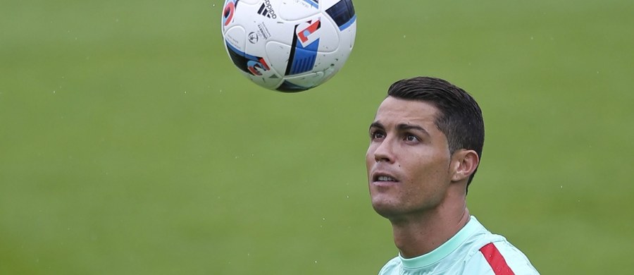 Cristiano Ronaldo nie chciał oddać koszulki? Wyręczymy go! Z takiego założenia wyszli prawdopodobnie zawodnicy reprezentacji Islandii, którzy postanowili wynagrodzić swojemu kapitanowi nietakt, jakiego dopuścił się Portugalczyk. Po meczu obu zespołów na Euro 2016 Ronaldo nie dał Aronowi Gunnarssonowi swojej koszulki, choć obiecał, że uczyni to w szatni.