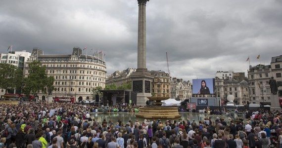 Tysiące osób zebrały się w środę na Trafalgar Square w Londynie, a także w wielu innych miastach świata, by uczcić pamięć posłanki do Izby Gmin Jo Cox, zabitej w ubiegłym tygodniu w trakcie zaciekłej kampanii przed czwartkowym referendum w sprawie Brexitu.