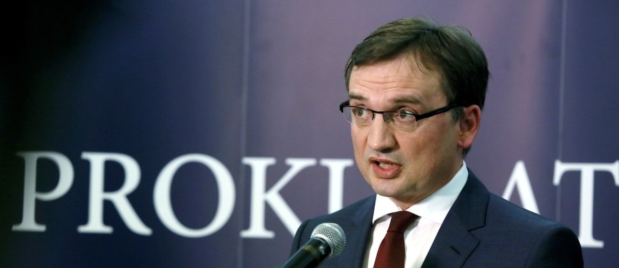 Zbigniew Ziobro, minister sprawiedliwości, obniża stawki adwokackie i radcowskie. I to zarówno dla prawników z wyboru, jak i przyznanych z urzędu. Są to kwoty, jakie decyzją sądu przegrany ma zapłacić wygranemu. W praktyce zwykle trafiają na konto adwokata czy radcy prawnego. 