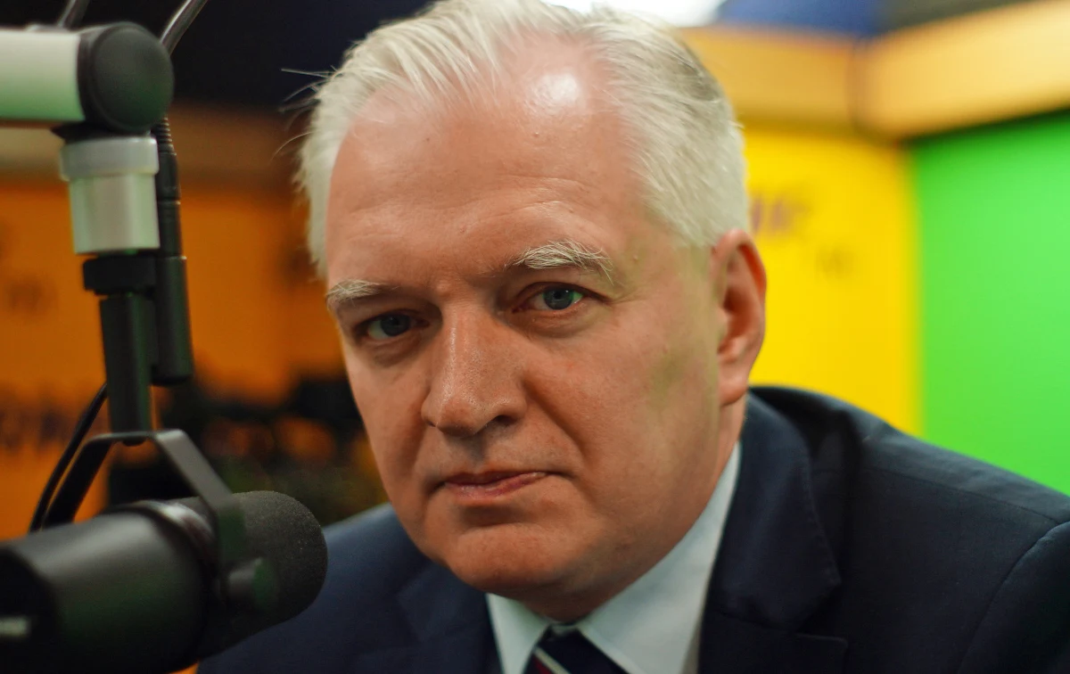 „Polskie wojska na Bliskim Wschodzie to bardzo ważna decyzja. Na pewno była wielokrotnie omawiana w sześcioro oczu – premier z prezydentem i szefem MON. Jestem zwolennikiem tej decyzji” – mówi gość Kontrwywiadu RMF FM, wicepremier, minister nauki i szkolnictwa wyższego Jarosław Gowin. Dodaje, że nie było dyskusji na ten temat podczas posiedzenia rządu. „Powinno być jak najwięcej milczenia, kiedy ta decyzja jest podejmowana” – uważa wicepremier. Pytany o swoją deklarację, kiedy był kandydatem na szefa MON, że Polska nie wyśle żołnierzy na Bliski Wschód, odpowiada: „Kiedyś składałem różne deklaracje”. „Co innego może powiedzieć ‘prywatnie’ kandydat na posła. Co innego, gdy jest się bardzo prawdopodobnym kandydatem na ministra obrony. Tu trzeba kierować się polską racją stanu. Wypowiedzi kandydata na szefa MON są bardzo uważnie analizowane na świecie. Również przez terrorystów” – komentuje gość RMF FM. Zdradza, że sztab wyborczy kazał mu być bardziej powściągliwym. 