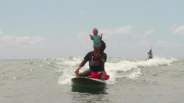 Ojciec kochający zabawę i jego urocza córka razem surfują na Hawajach. Mała ma 9-miesięcy, ale swoją przygodę zaczęła, gdy miała zaledwie 4. Tata jest dumny, a dziewczynka szczęśliwa.