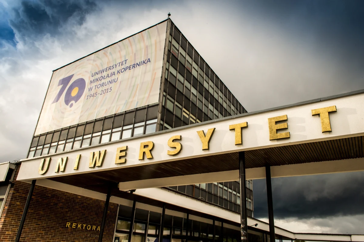 „Wkrótce ogłosimy plany przełomowe – plan tzw. doktoratu przemysłowego. Chodzi o to, żeby karierę akademicką można było robić nie w oparciu o prace teoretyczne plus dydaktyka, tylko w oparciu o wdrożenia gospodarcze” – mówi, w odpowiedzi na pytania słuchaczy, gość Kontrwywiadu RMF FM, wicepremier, minister nauki i szkolnictwa wyższego Jarosław Gowin. Tłumaczy, że chodzi o „dualne” studia doktoranckie. „Częściowo pracowałoby się i było opłacanym przez firmę zainteresowaną daną innowacją, a częściowo byłoby się na studiach doktoranckich” – wyjaśnia minister. Zaznacza, że to „bardzo dobrze przemyślany projekt”. „Cyzelujemy szczegóły” – dodaje.