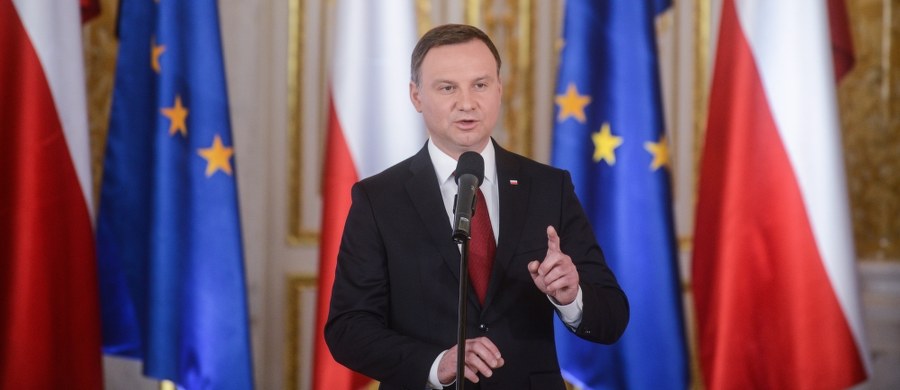 Nie ma nic bardziej fundamentalnego dla demokracji, niż uczciwe wybory, przeprowadzone na rzetelnych zasadach - podkreślił prezydent Andrzej Duda podczas uroczystości "25-lecia Demokratycznego Prawa Wyborczego i Organów Wyborczych w Polsce". Jego zdaniem, wielkim zadaniem dla wszystkich jest działanie na rzecz podniesienia frekwencji w wyborach.