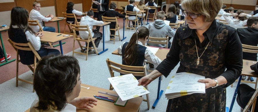 Obowiązkowy sprawdzian dla szóstoklasistów zostanie zlikwidowany, a maturzyści będą mogli odwołać się od wyniku egzaminu maturalnego. Sejm uchwalił nowelizację ustawy o systemie oświaty.