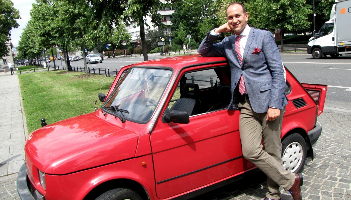 Jeden z amerykańskich dyplomatów do pracy jeździ bardzo polskim samochodem. Malucha pierwszy raz zobaczyłem dziesięć lat temu - opowiada Daniel Gedacht, zastępca konsula w ambasadzie w Warszawie. "To było tak. Oglądałem "uczmy się polskiego" i zobaczyłem mały, śliczny samochód. Zapytałem nauczyciela i on mi powiedział, że to jest mały polski fiat".