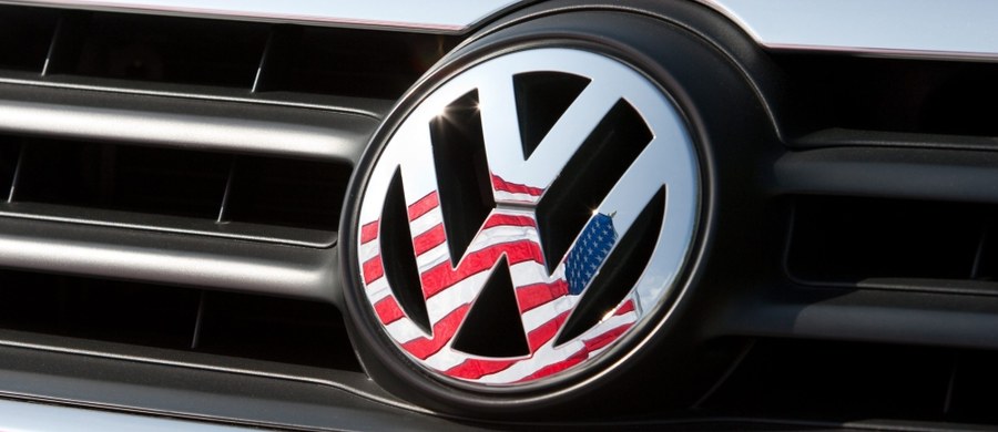 Volkswagen wypłaci w USA nabywcom jego samochodów z silnikami Diesla kwoty do 7 tys. dolarów jako kompensatę skandalu z instalowaniem w tych pojazdach oprogramowania fałszującego pomiary toksyczności spalin - poinformował serwis ekonomiczny Bloomberg.
