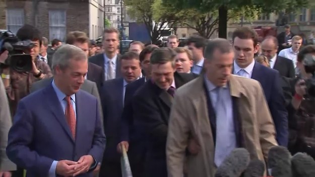 Nigel Farage ogłasza opuszczenie Unii Europejskiej przez Wielką Brytanię.