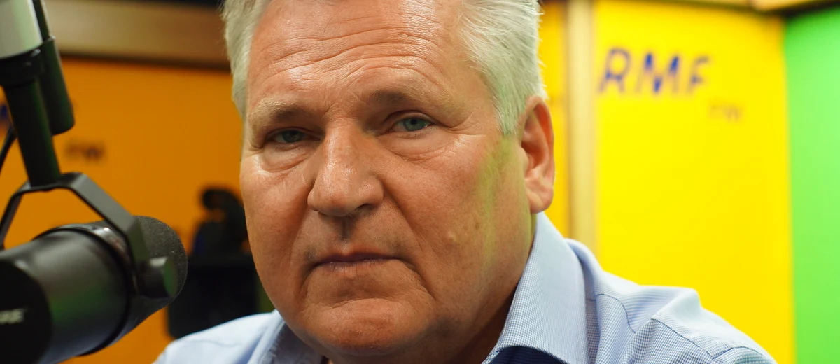 „To jest koniec Wielkiej Brytanii. Takiej Unii Europejskiej, z którą przeżyliśmy szczęśliwych 12 lat już nie będzie. Weszliśmy w okres szoku, chaosu, nieprzewidywalności ze wszystkimi konsekwencjami” – mówi o Brexicie gość Kontrwywiadu RMF FM, były prezydent Aleksander Kwaśniewski. „Cameron jest najbardziej przegranym politykiem. Kartą referendalną zagrał w sposób nieodpowiedzialny i podjął fatalną decyzję dla siebie. Będzie nowy premier” – przewiduje Kwaśniewski. Pytany o konsekwencje odpowiada, że pierwszą z nich będzie kilkuletni szok. „Będzie wzrost pozycji nacjonalistów, Alternatywy dla Niemiec, szok na giełdach. Będzie problem dla cudzoziemców w Wielkiej Brytanii, szczególnie Polaków” – uważa gość RMF FM. Dalej, zdaniem byłego prezydent, będą konsekwencje ekonomiczne: „funt będzie tracił, a centrum kapitałowe będzie się przesuwało w stronę Niemiec”. „Brytyjczycy zrobili krzywdę sobie samym. Jeżeli dziś Brytyjczycy mówią, że nie chcą brukselskiej biurokracji, to większość tej biurokracji to są Brytyjczycy. Sami sobie wystawiają rachunek” – ocenia Aleksander Kwaśniewski.