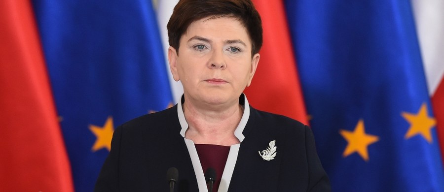 Polski rząd szanuje suwerenną decyzję obywateli Wielkiej Brytanii - oświadczyła premier Beata Szydło. Zaproponujemy reformy, które w naszej opinii są konieczne do przeprowadzenia w UE, aby stawała się ona silniejsza, żeby się rozwijała - zapowiedziała szefowa rządu.​Premier podkreśliła, że rezultat brytyjskiego referendum to wynik kryzysów w UE, które nie były rozwiązywane, tylko zamiatane pod dywan. W czwartkowym referendum w Wielkiej Brytanii 51,9 proc. głosujących opowiedziało się za wyjściem ich kraju z Unii Europejskiej. Frekwencja w referendum wyniosła 72,2 proc.