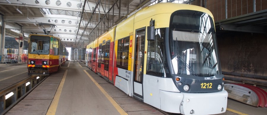 Nietypowy wypadek w Łodzi. Po godz. 5 rano ulicą Piotrkowską przejechał tramwaj, w którym nie było motorniczego – pisze "Dziennik Łódzki". Na szczęście nikomu nic się nie stało.