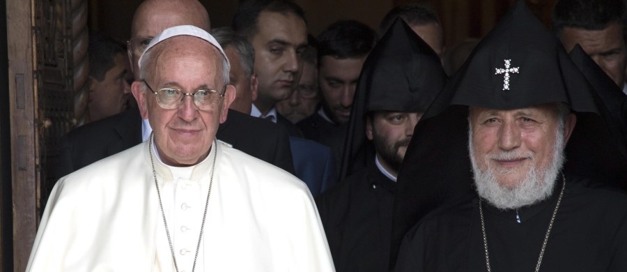 W pierwszym dniu wizyty w Armenii papież Franciszek nazwał w piątek "ludobójstwem" rzezie Ormian na początku XX wieku. Sformułowania tego, budzącego zawsze protesty Turcji, użył w przemówieniu do władz Armenii.